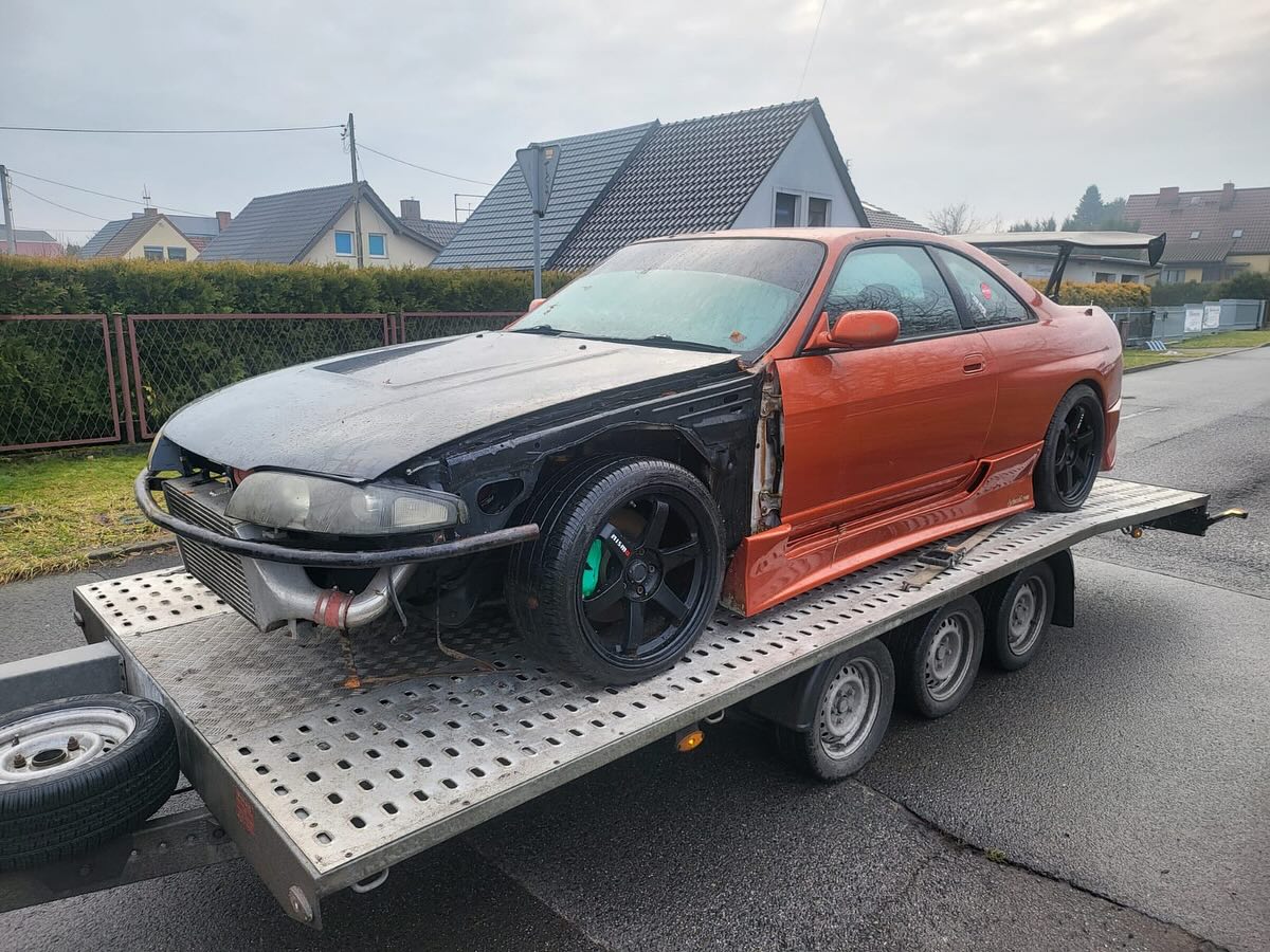 Pomarańczowy Nissan Skyline R33 GT-R na lawecie
