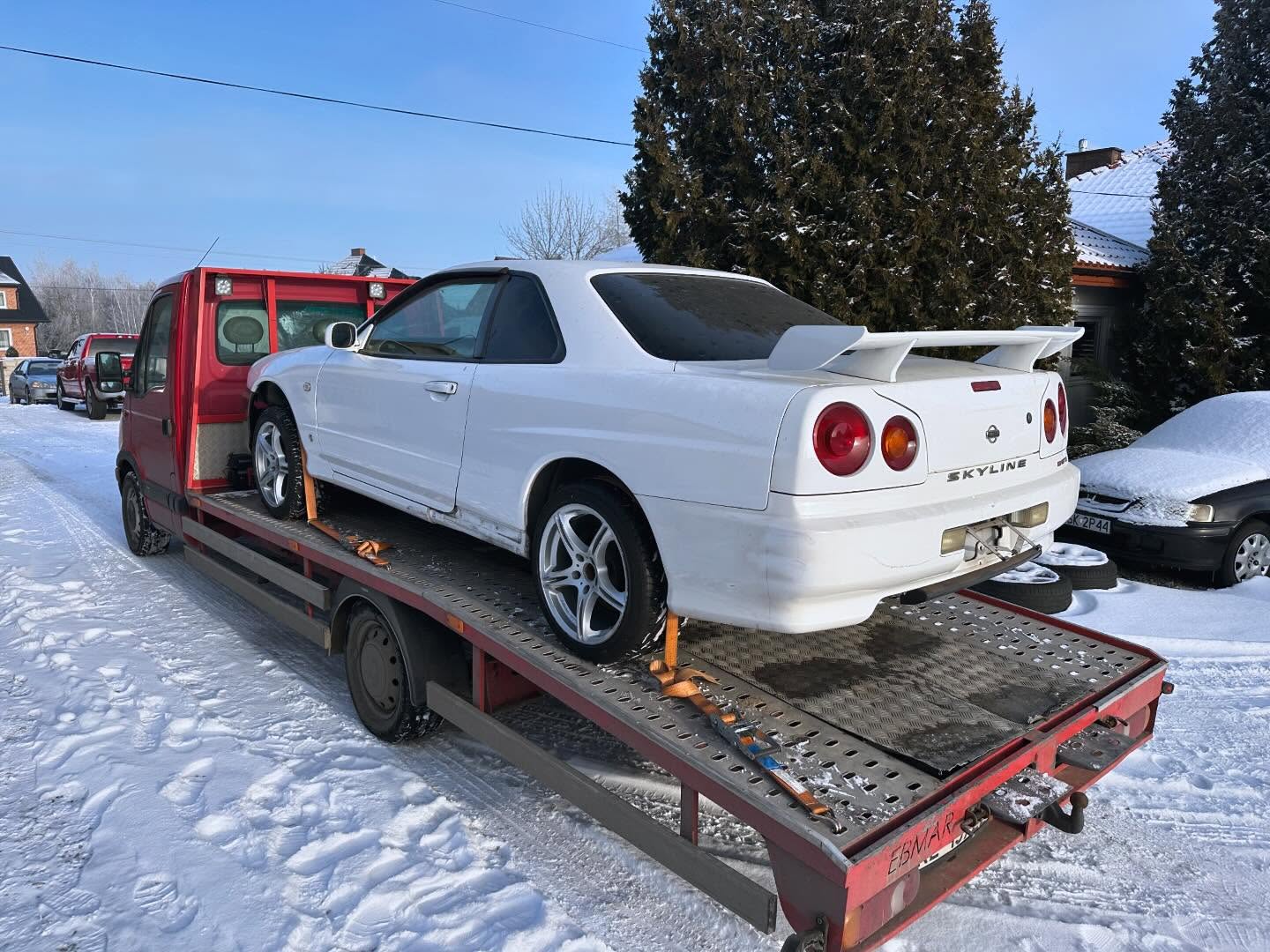 Biały Nissan Skyline R34 GTT