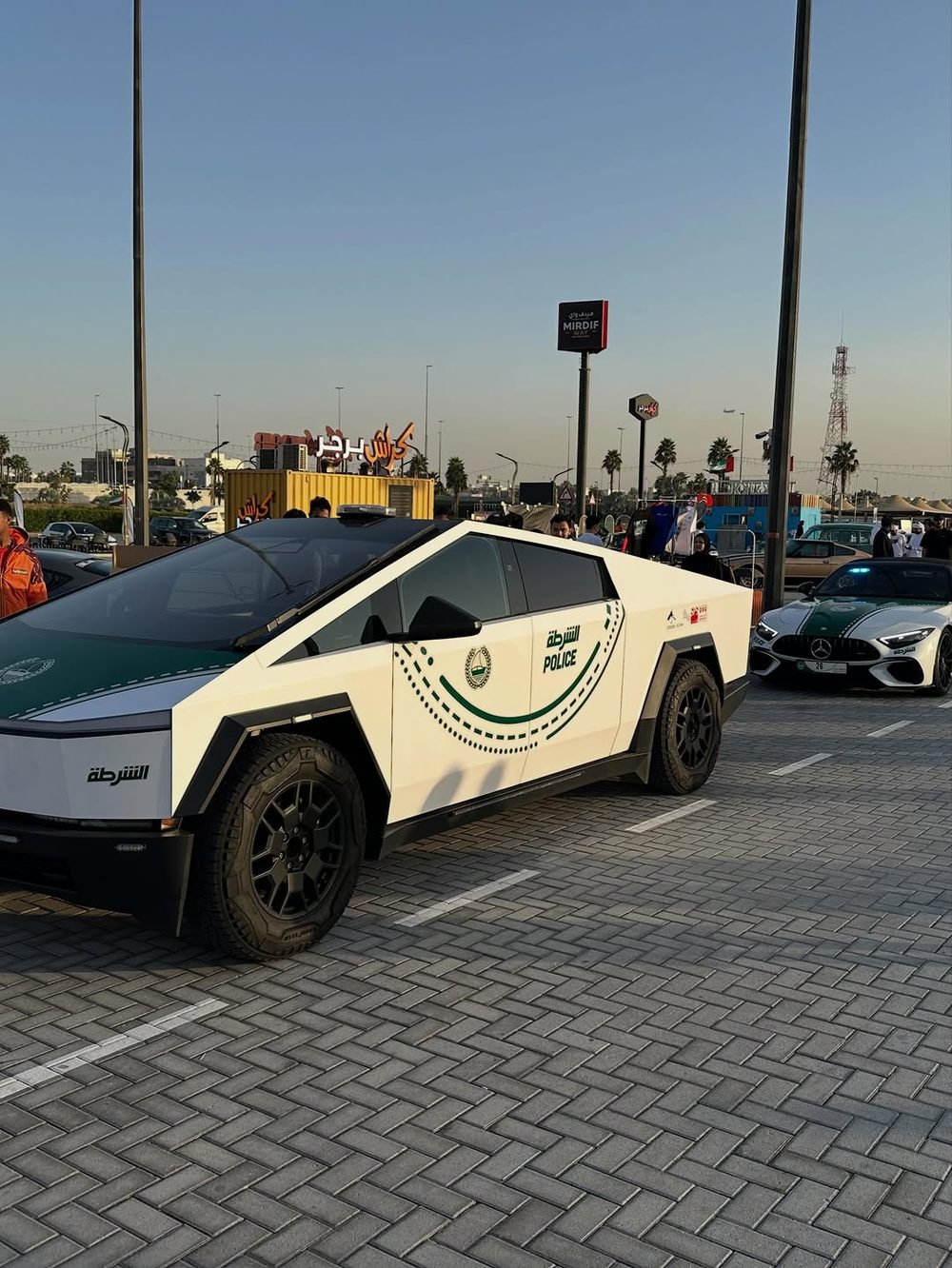 Tesla Cybertruck w barwach policji Dubaju