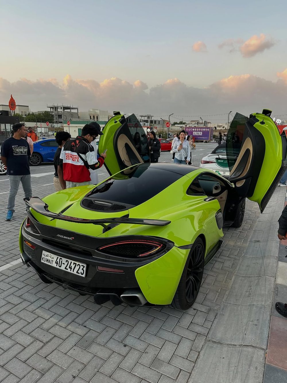 Limonkowy McLaren 570S z otwartymi drzwiami
