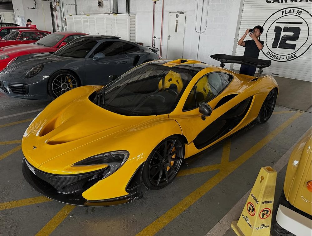 McLaren P1 przed myjnią Flat 12 w Dubaju