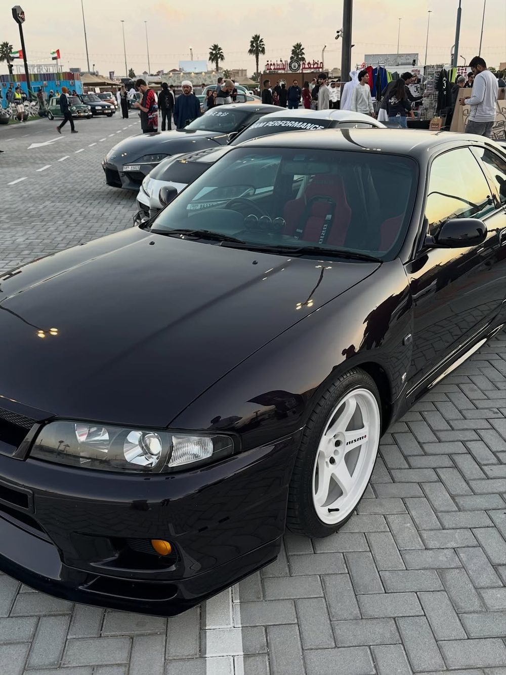 Skyline R33 GT-R w kolorze Midnight Purple