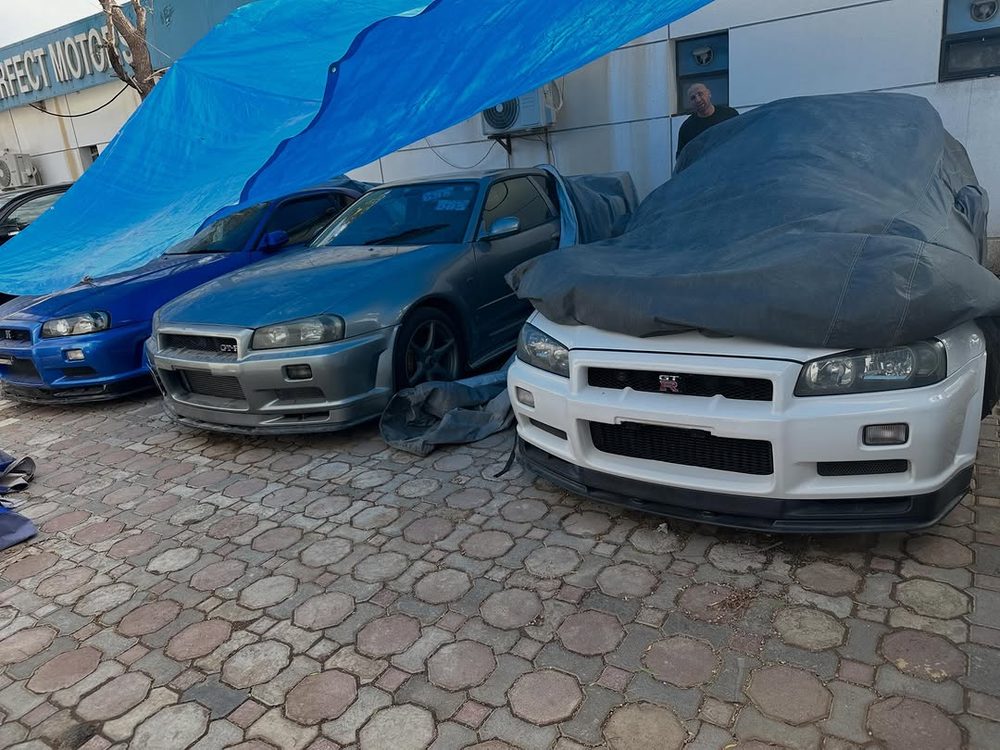 Trzy Nissany Skyline R34 GT-R w salonie Perfect Motors w Dubaju