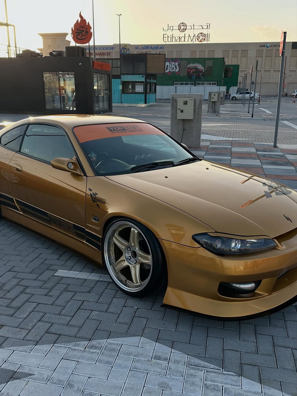 Zlota Nissan Silvia S15 w stylu Top Secret