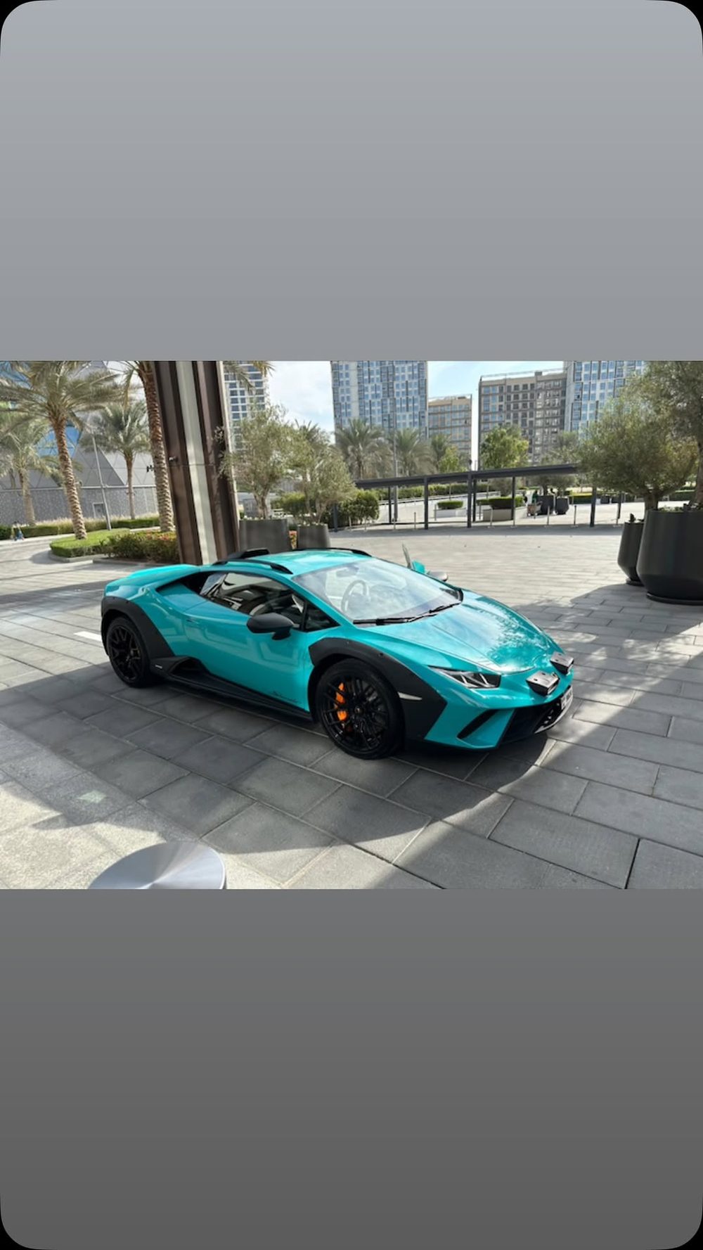 Lamborghini Huracan Sterrato na parkingu w Dubaju